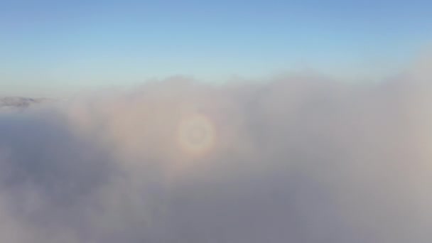 Вид с высоты птичьего полета над облаками на восходе солнца. Кинематографическая лестница голубого неба — стоковое видео