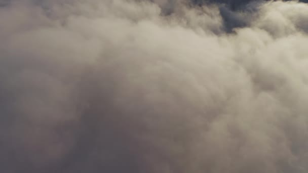Natura Niebo i chmury. 4K antena latająca nad pięknym złotym wschodzie słońca — Wideo stockowe