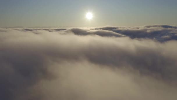 Lapso de tempo voando através de belas paisagens nubladas ao nascer do sol. 4K B Rolo de céus — Vídeo de Stock