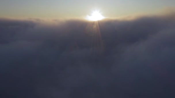 日の出には雲の美しい海の上に映画の上昇。4K空中 — ストック動画