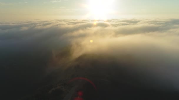 Drone volant à travers un beau paysage nuageux au lever du soleil. 4K B Roulez des images du ciel — Video