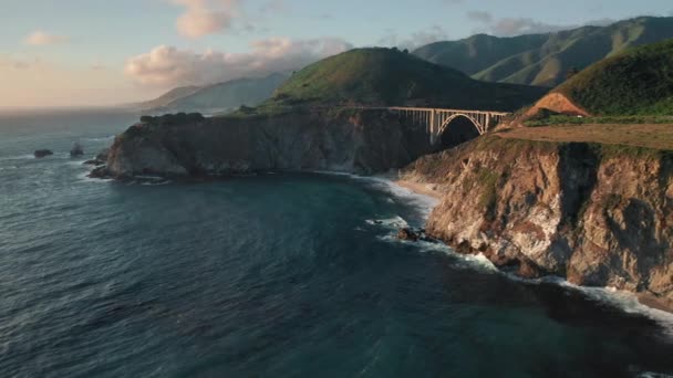 Belle vue sur le coucher du soleil. 4K aérienne cinématographique de lumière heure dorée couvrant la côte — Video