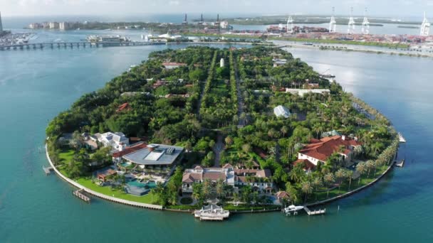 4K antenn utsikt över tropisk natur ö. Star Island framför Miamis hamn — Stockvideo