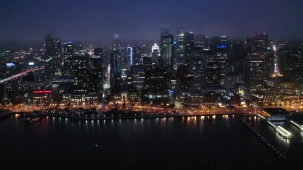 Luchtfoto panorama van wolkenkrabbers in het centrum van San Francisco 's nachts. Verenigde Staten stadsgezicht — Stockvideo