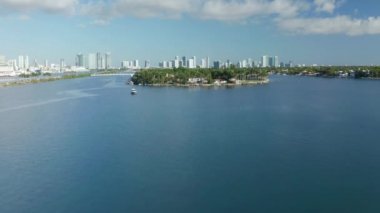 Tropikal doğa adasının 4K hava ağır çekim gücü. Star Island, Miami 'nin Evleri