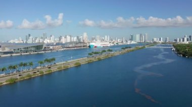 Miami limanının 4K hava görüntüsü. Ufukta gemi terminali ve şehir merkezi var.