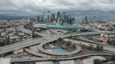 Güneşli bir yaz gününde Los Angeles şehir merkezinde bir hava aracı vuruldu, 4K