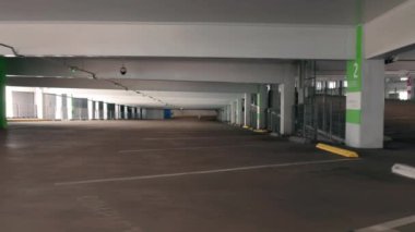 Coronavirus Covid-19 salgın karantinası sırasında boş bir park yeri. 4K 