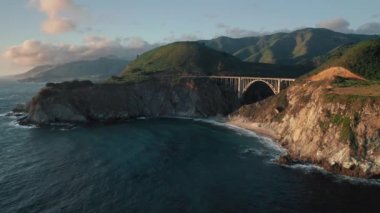 Big Sur 'da günbatımı. Sahili kaplayan 4K sinematik altın saat ışığı