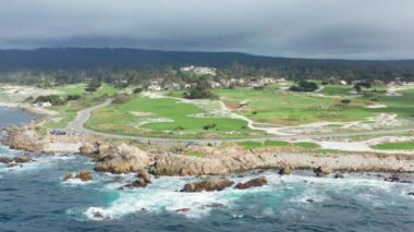 Kaliforniya doğası, ABD. Kumsaldaki manzaralı golf sahasının sinematik görüntüleri.
