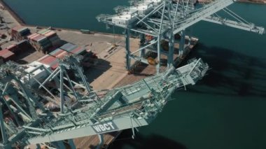 Gündüz vakti Los Angeles 'ın ticari limanı havadan panoramik görüntüler. 4K İHA atışı