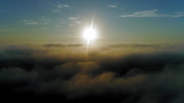 Drone volando sobre un hermoso paisaje nublado al atardecer. 4K B Grabación en rollo de cielos — Vídeos de Stock