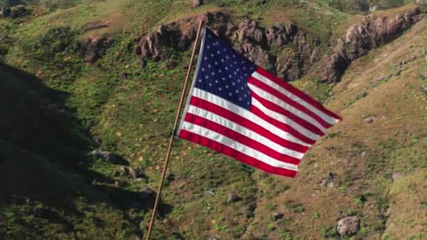 Bandera de Estados Unidos en un asta de bandera. La antena 4K de la bandera americana ondea sobre el viento — Vídeo de stock
