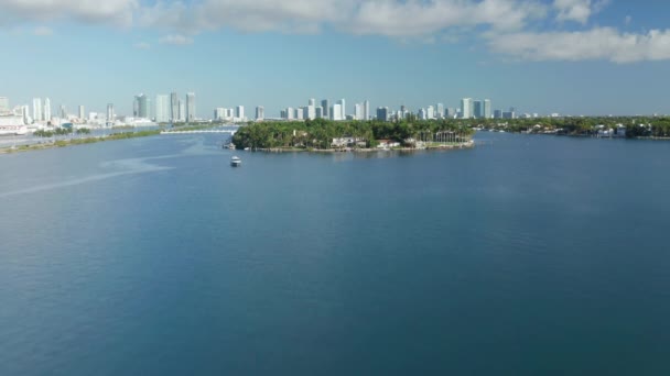 4K aéreo câmera lenta de ilha natureza tropical. Casas da Star Island, Miami — Vídeo de Stock