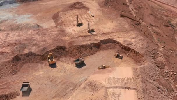 Aerial view of an excavator loading red stones into dump truck in a quarry, USA — Stock Video