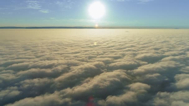 Drone che sorvola il bellissimo paesaggio nuvoloso all'alba. 4K B Rotolo di filmati di cieli — Video Stock