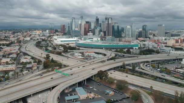 Letecký dron zastřelen letící v centru Los Angeles za slunečného letního dne, 4K — Stock video