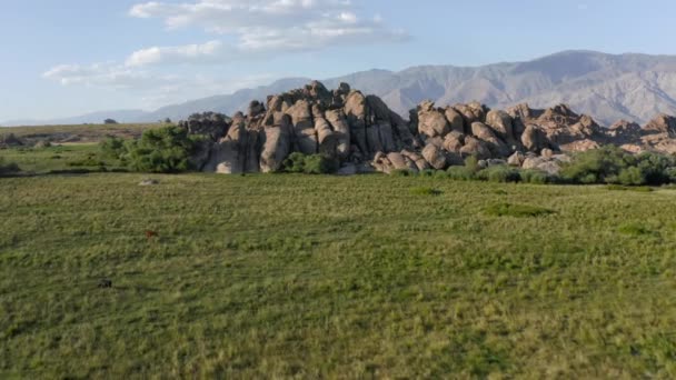 Εναέρια από πέτρες στο πράσινο λιβάδι, ΗΠΑ. Γραφικό τοπίο της φύσης στο ηλιοβασίλεμα — Αρχείο Βίντεο