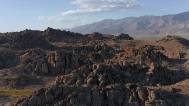 4K luchttrage beweging van prachtige rotsen en stenen bij zonsondergang. Scenic bergen — Stockvideo