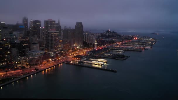 Filmisches Luftpanorama der schönen amerikanischen Stadt an der Bucht bei Nacht 4K — Stockvideo
