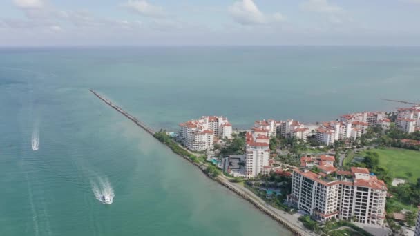 Vista aérea 4K de las casas residenciales de prestigio en el área de Fisher Island Miami — Vídeo de stock