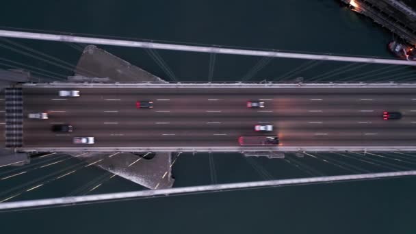 4К воздушный сверху вниз снимок транспортных средств с людьми едут в Сан-Франциско — стоковое видео