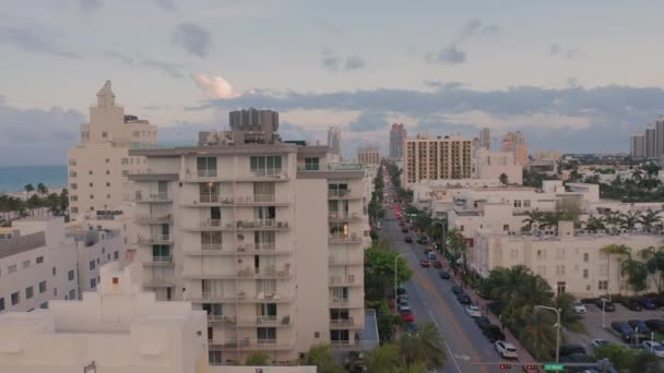 Dron 4K lecący nad Miami South Beach z pięknymi niebieskimi chmurami na tle — Wideo stockowe