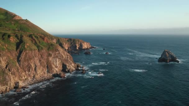 Vista panoramica sul tramonto. 4K aerea cinematografica di luce ora d'oro che copre la costa — Video Stock