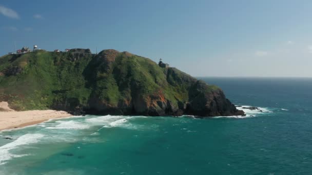 Bela natureza, imagens de viagem. Vista panorâmica sobre o farol na ilha verde — Vídeo de Stock