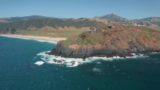 Vista de pájaro-ojos en orilla increíble con faro en isla rocosa alta. — Vídeo de stock