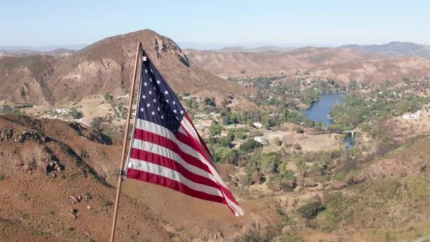 Bandera de Estados Unidos en un asta de bandera. 4K antena de la bandera americana está soplando en un viento — Vídeos de Stock