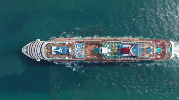 4K vue aérienne du grand bateau de croisière de luxe avec le parc aquatique navigue — Video