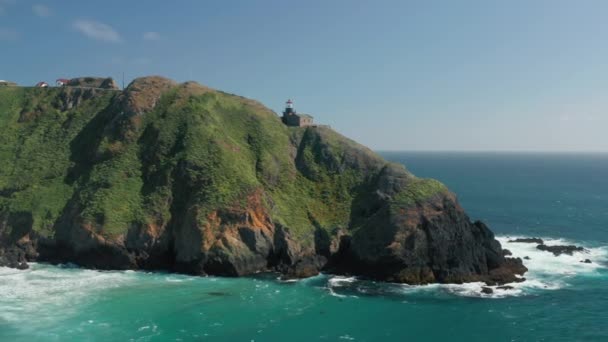 Blick auf den Leuchtturm auf der grünen Insel. Schöne Natur, Reiseaufnahmen — Stockvideo