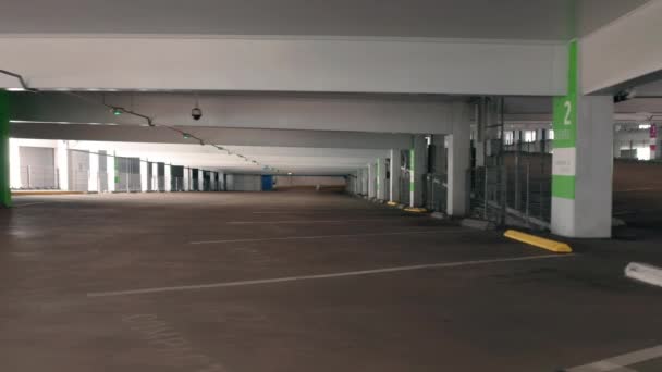 Пустое парковочное здание во время карантина Коронавируса Ковид-19. 4K — стоковое видео