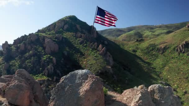 Die Flagge der Vereinigten Staaten von Amerika am Fahnenmast mit blauem Himmel auf dem Hintergrund — Stockvideo