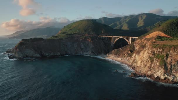 Big Sur 'da günbatımı. Sahili kaplayan 4K sinematik altın saat ışığı — Stok video