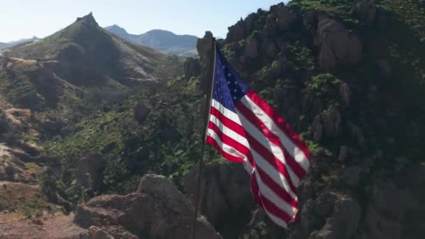 Bandera de Estados Unidos en un asta de bandera. La antena 4K de la bandera americana ondea sobre el viento — Vídeo de stock