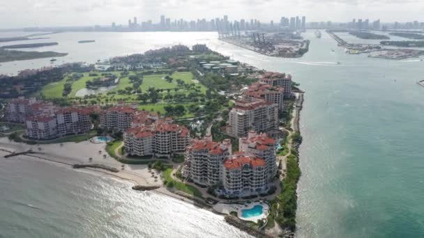 Vista aérea 4K de las casas residenciales de prestigio en Fisher Island, Miami, FL — Vídeos de Stock