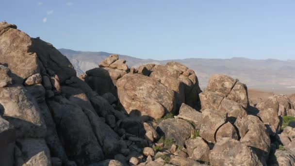 Aerial of weird shaped stones, Califórnia EUA. Paisagem natural cênica ao pôr do sol — Vídeo de Stock