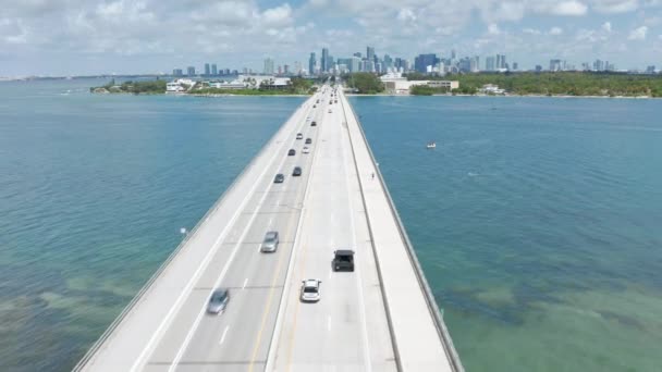 플로리다 마이애미만을 가로지르는 고속도로 의 4K 항공 사진, 여름 화창 한 날 — 비디오