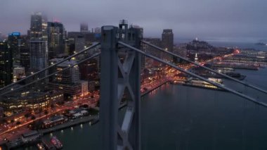 İş ve finans şehri San Francisco ufuk çizgisi. Gece şehri silüeti, 4K