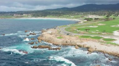 Kaliforniya doğası, ABD. Kumsaldaki manzaralı golf sahasının sinematik görüntüleri.