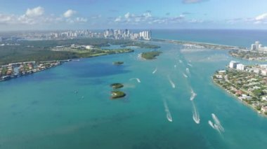 Miami körfezindeki mavi sularda 4K panoramik manzara. Karayip doğası