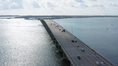 Miami körfezi üzerindeki karayolu köprüsünün mimari görüntüsü 4K.