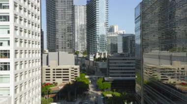 Modern iş binaları ve ofisler arasında hareket eden 4K hava görüntüsü, Miami ABD