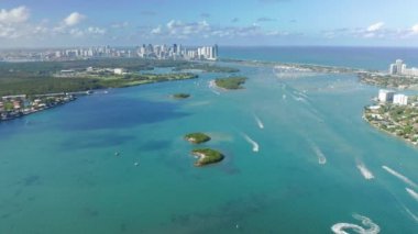 Miami körfezindeki mavi sularda 4K panoramik manzara. Karayip doğası