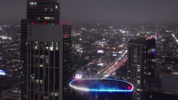 Les entrepreneurs sont dans des gratte-ciel résidentiels avec une belle vue la nuit — Video