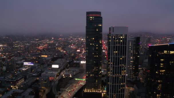 4K San Francisco, alacakaranlıkta. Manzaralı sis aydınlık gökdelenleri kaplıyor. 4K — Stok video