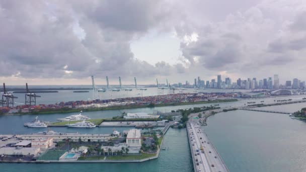 4K drone view on traffic on highway bridge over Miami Bay Harbor, Floryda, USA — Wideo stockowe