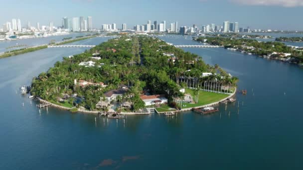 4K aérea cámara lenta de verde tropical isla de la naturaleza con Miami en el fondo — Vídeo de stock